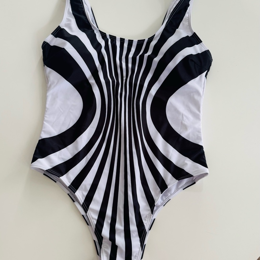 New - Optical Illusion Slimming Bathing Suit